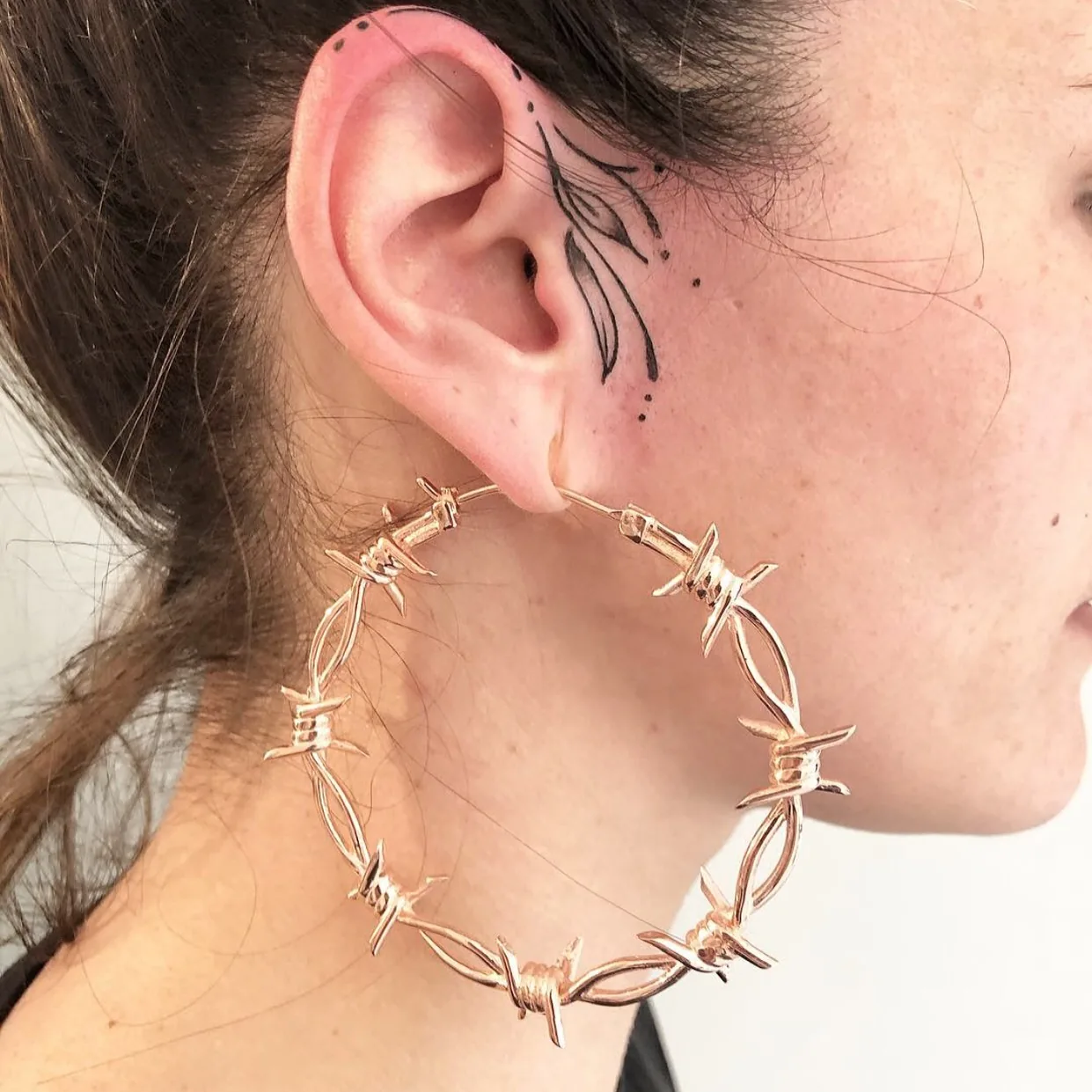 Aro de piercing en oreja · Qbos Body Art