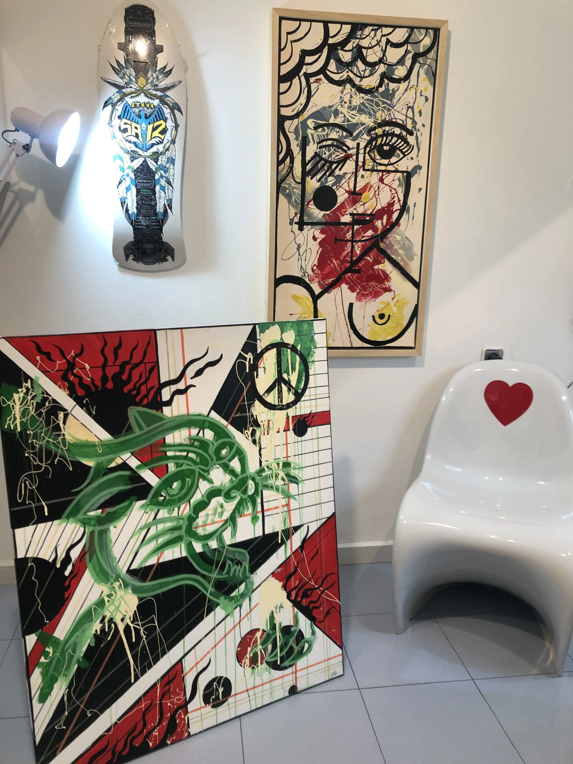 Cuadros y skate en el estudio · Qbos Body Art